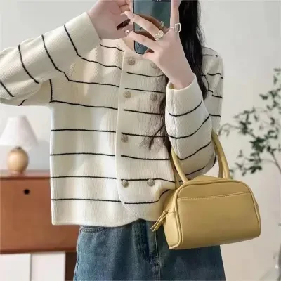 on% closet カーディガン｜ストライプ・ダブルボタン・クルーネック・ファッション・スリムフィット・ニット・アウター・秋冬