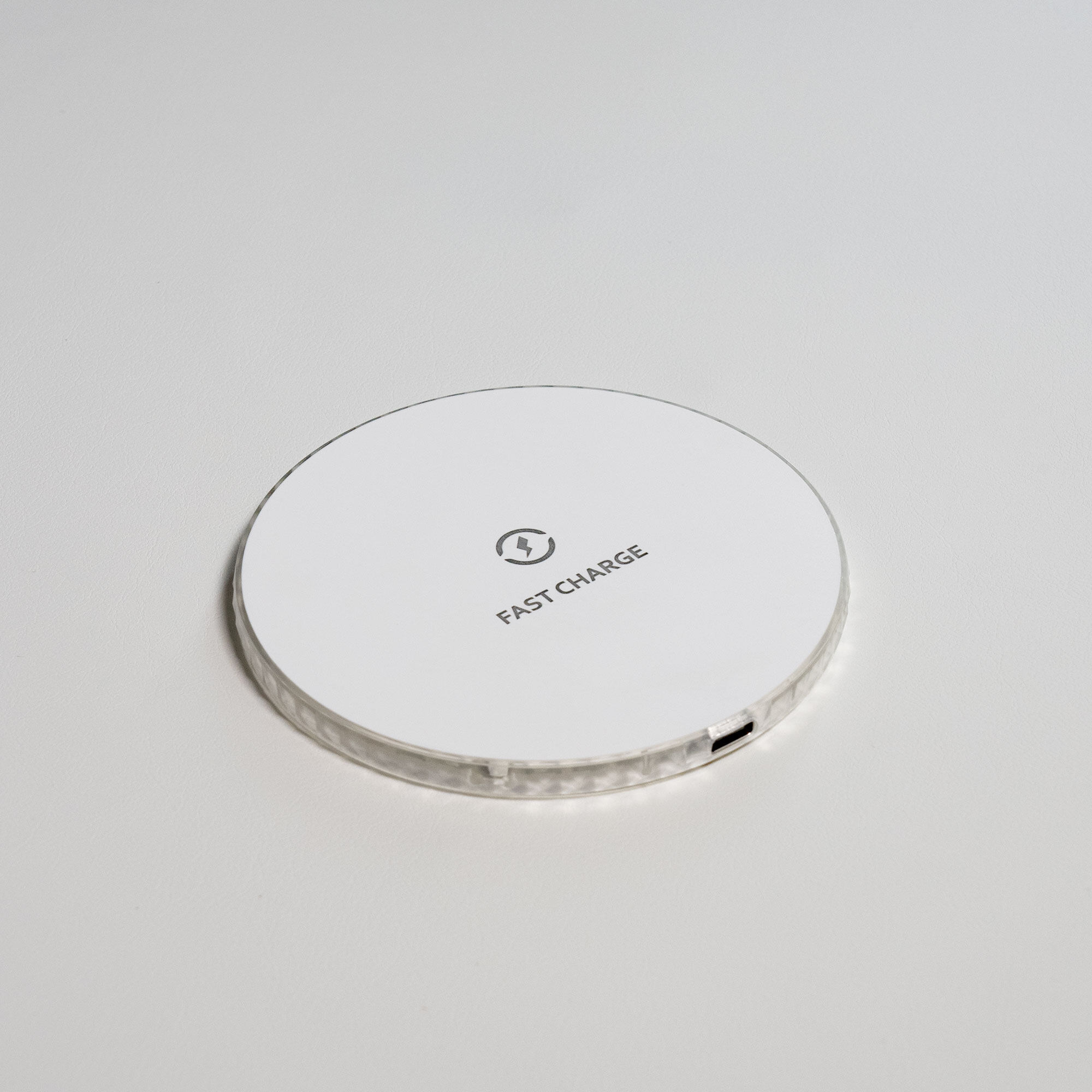 ワイヤレス充電器｜iPhone対応のみ、薄型ワイヤレス充電器でも高速充電！|undefined