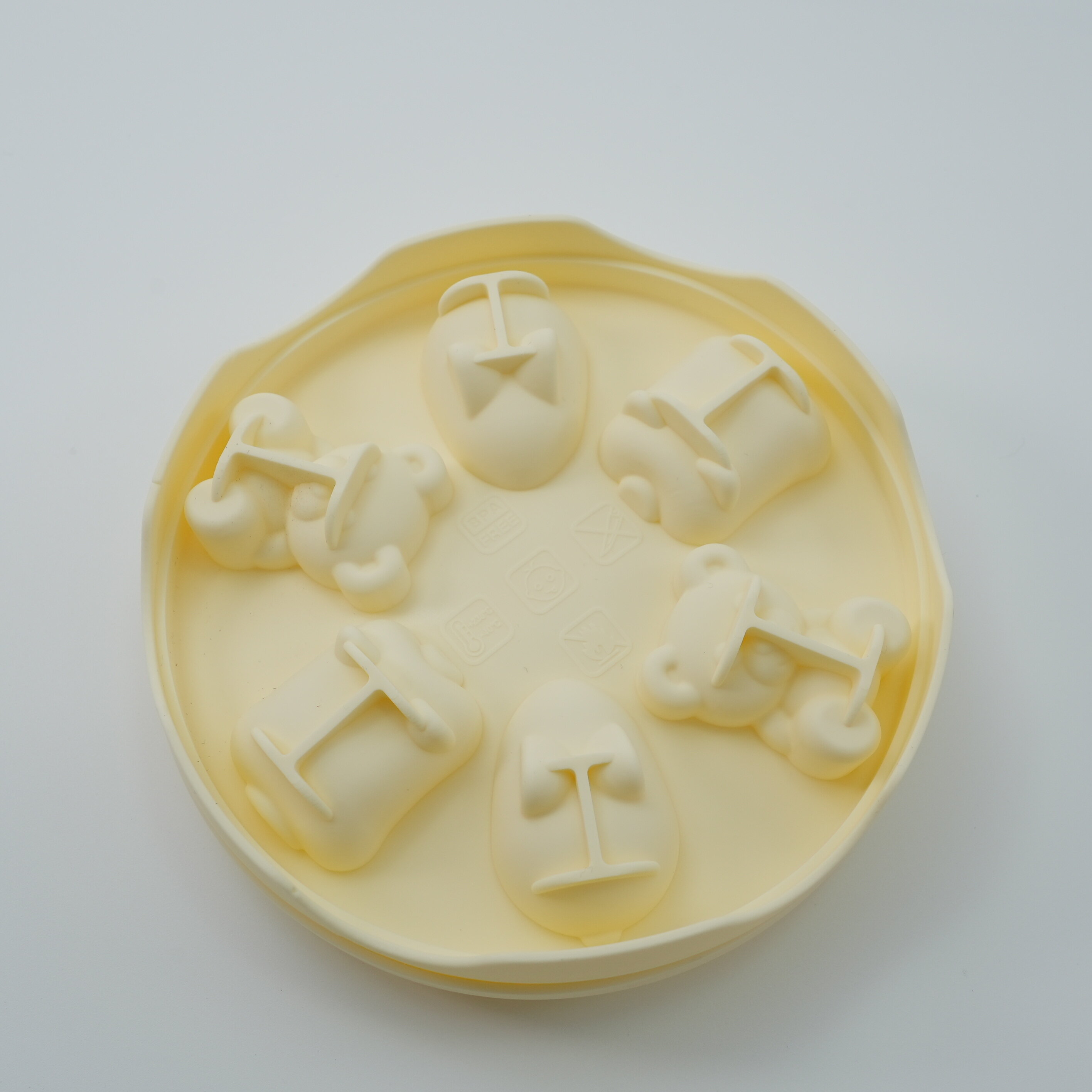 うさぎ製菓モールド│シリコントレイは焦げ付き防止です。生地がくっついてもくっつかないので、温水を使って簡単にお手入れできます。|undefined