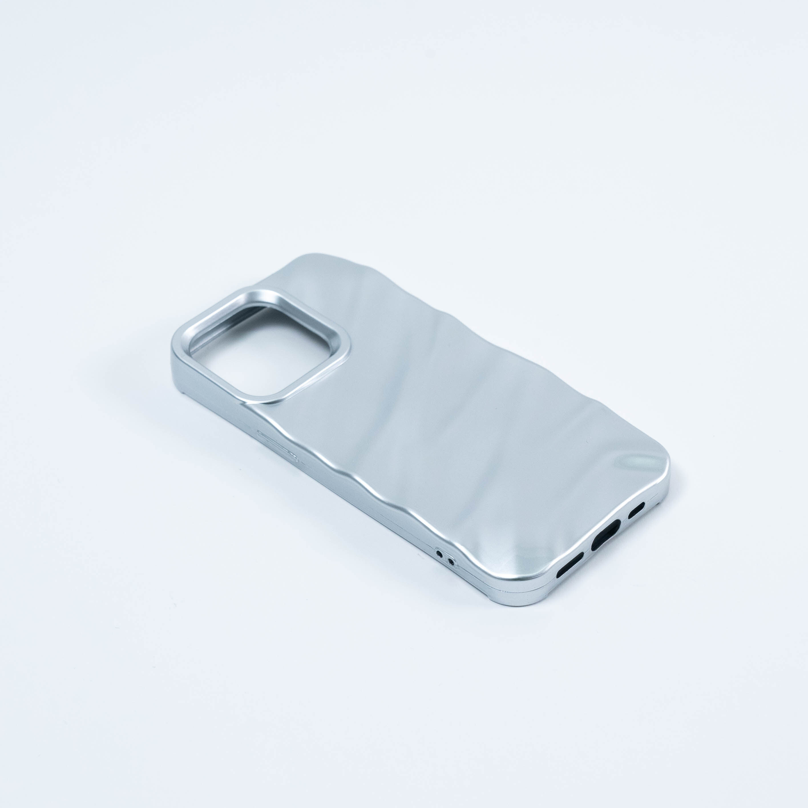 シルバーしわスマホケース｜不規則なしわは高級感がある|undefined