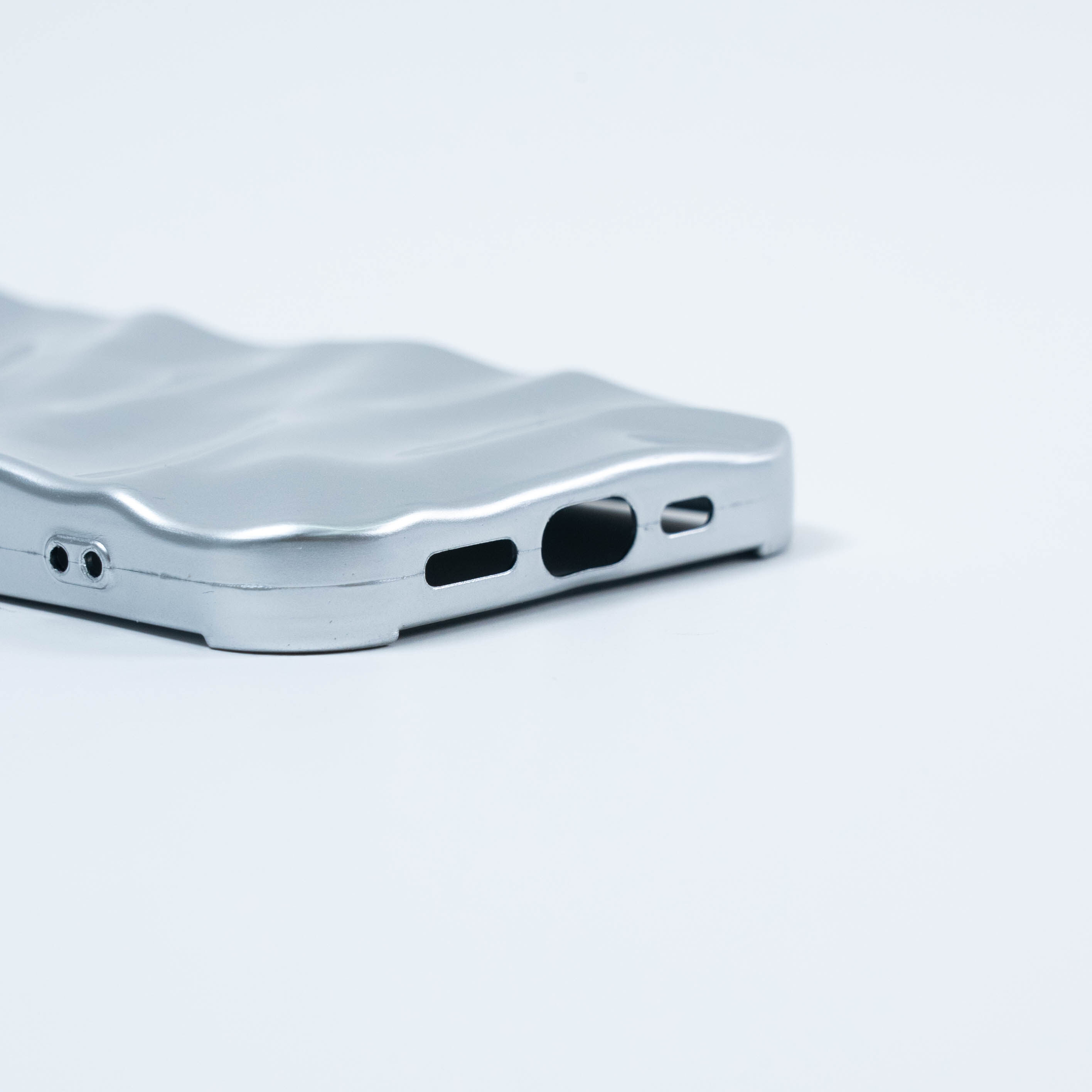 シルバーしわスマホケース｜不規則なしわは高級感がある|undefined