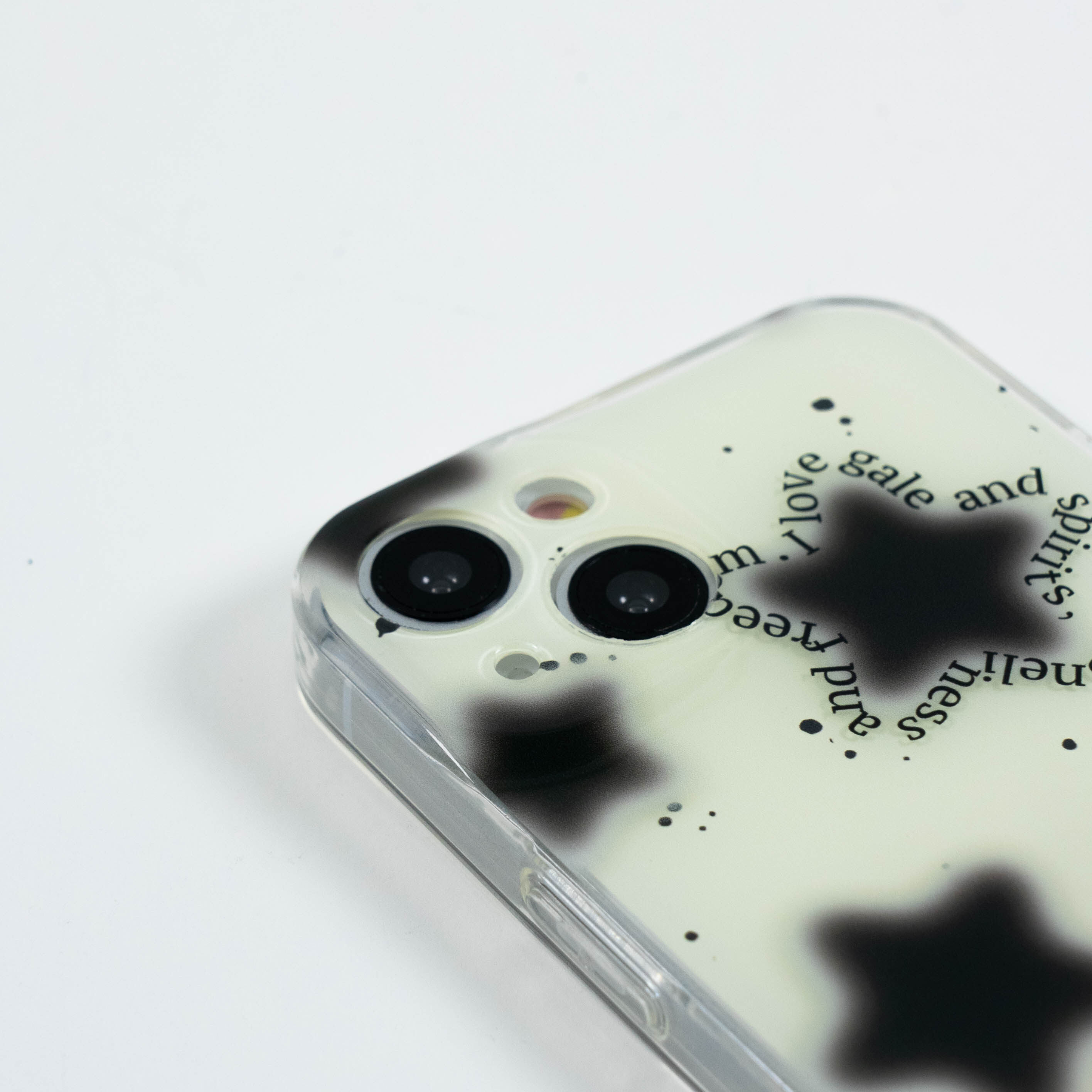 黒い星iPhoneケース｜英字が星を囲むデザインがユニークで上品|undefined