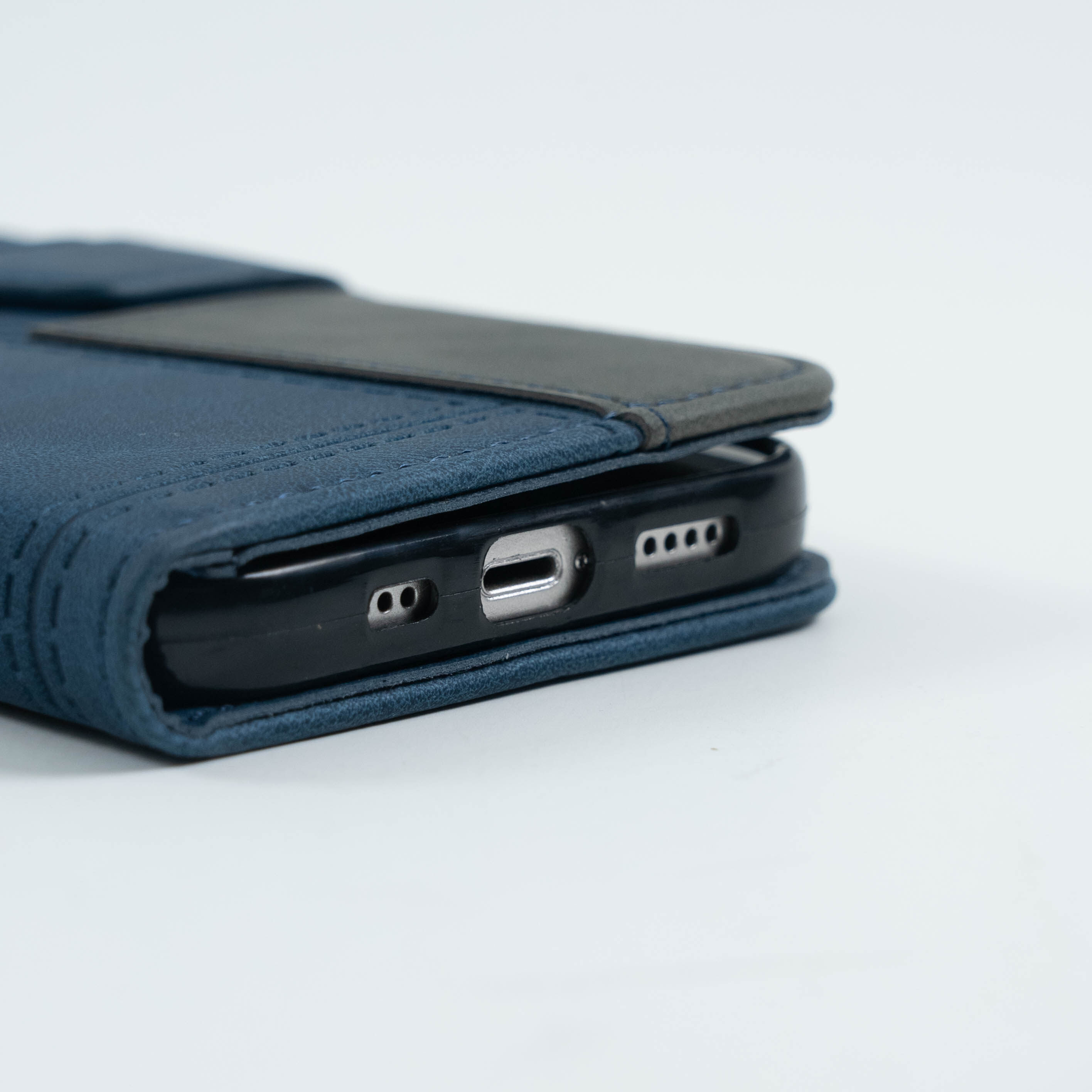 上品で機能性が充実した手帳型iPhoneケース｜シンプルなデザイン、機能面も兼ね備えたiPhoneケースに 仕上がった|undefined