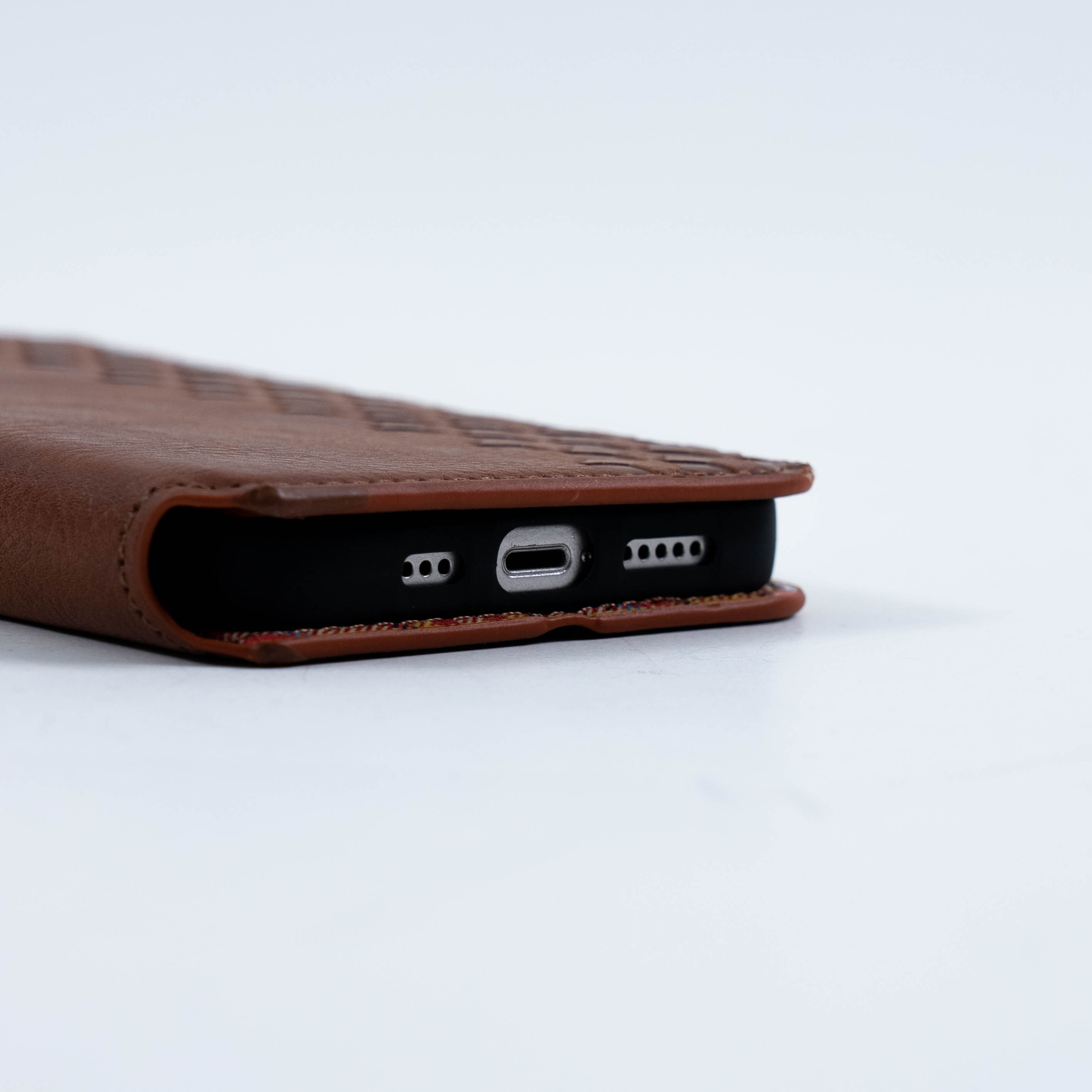 ビジネス手帳型iPhoneケース｜手触りがよい、菱形の浮彫柄が高級で大人っぽい|undefined