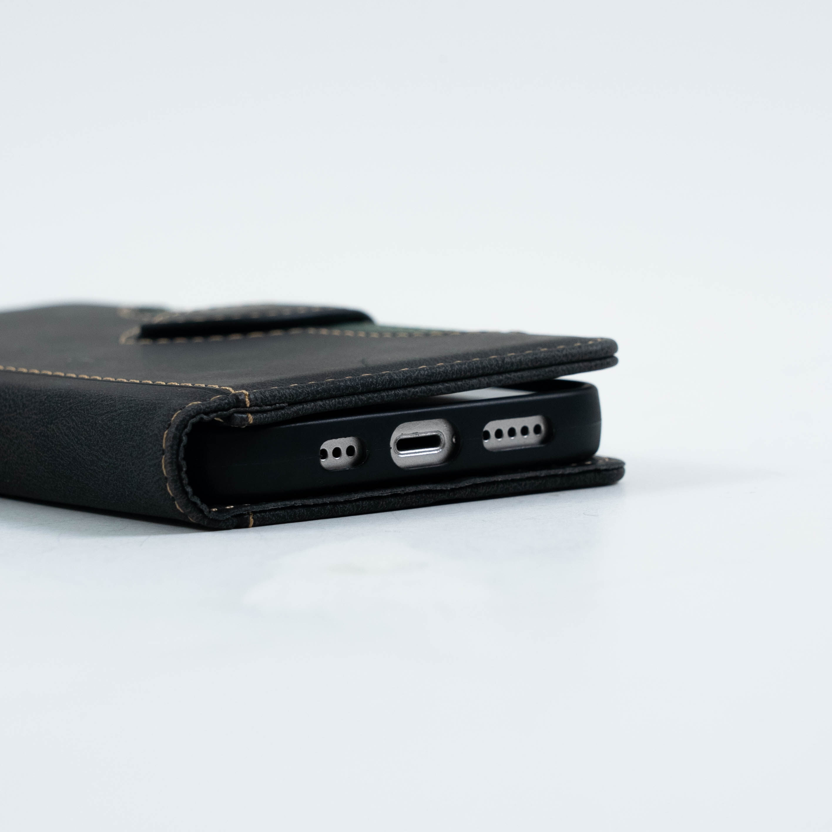 レザー調 手帳型スマホケース丨上品で高級感のあるデザインに仕上げました|undefined