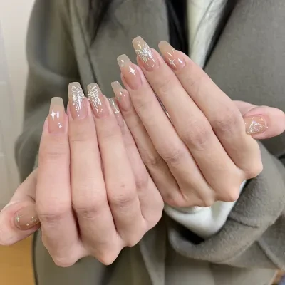 💅ネイルチップ｜ネイルシール　シルバーのバタフライ　重複使用　夏っぽい