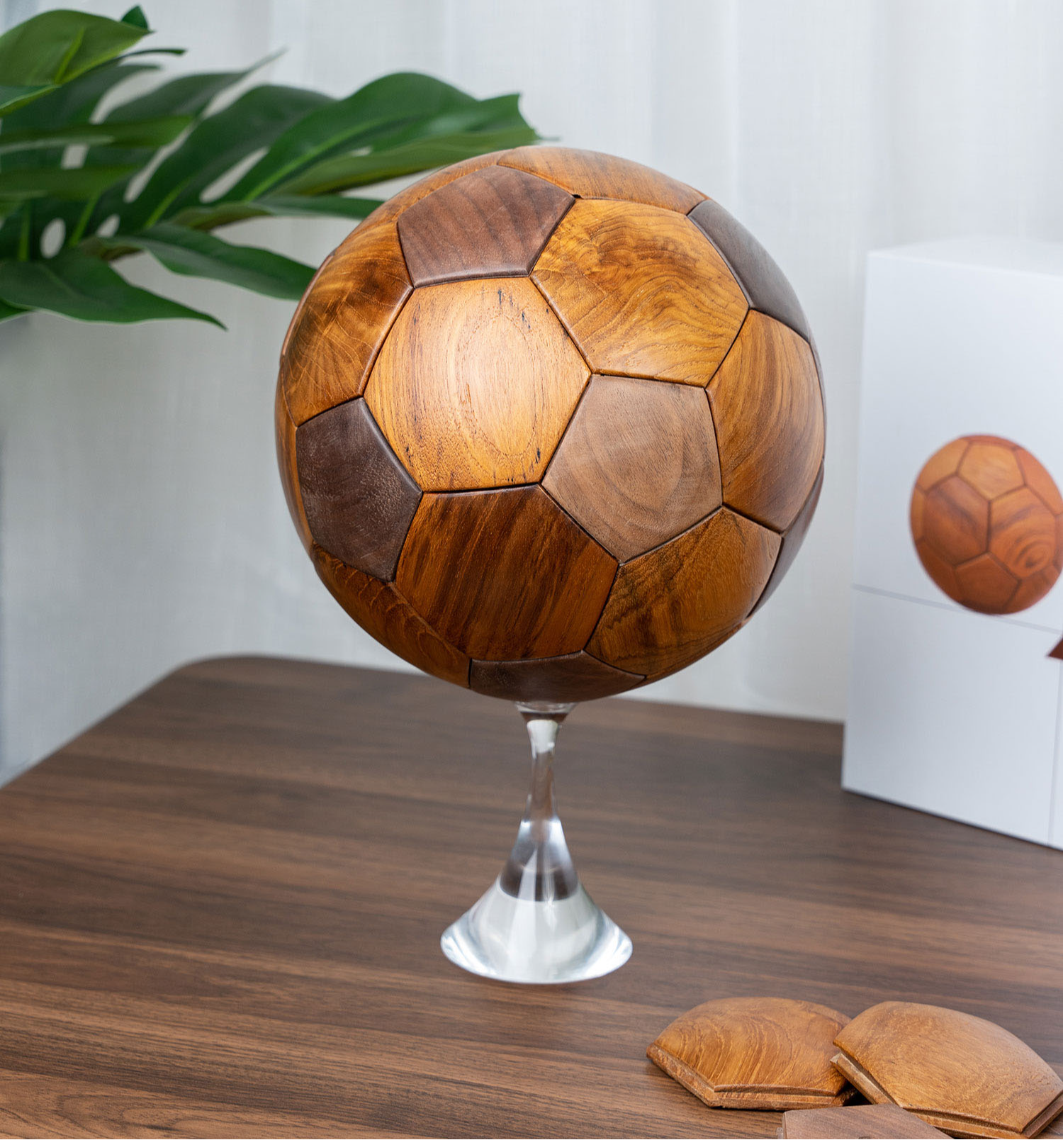 木製サッカーボール置物