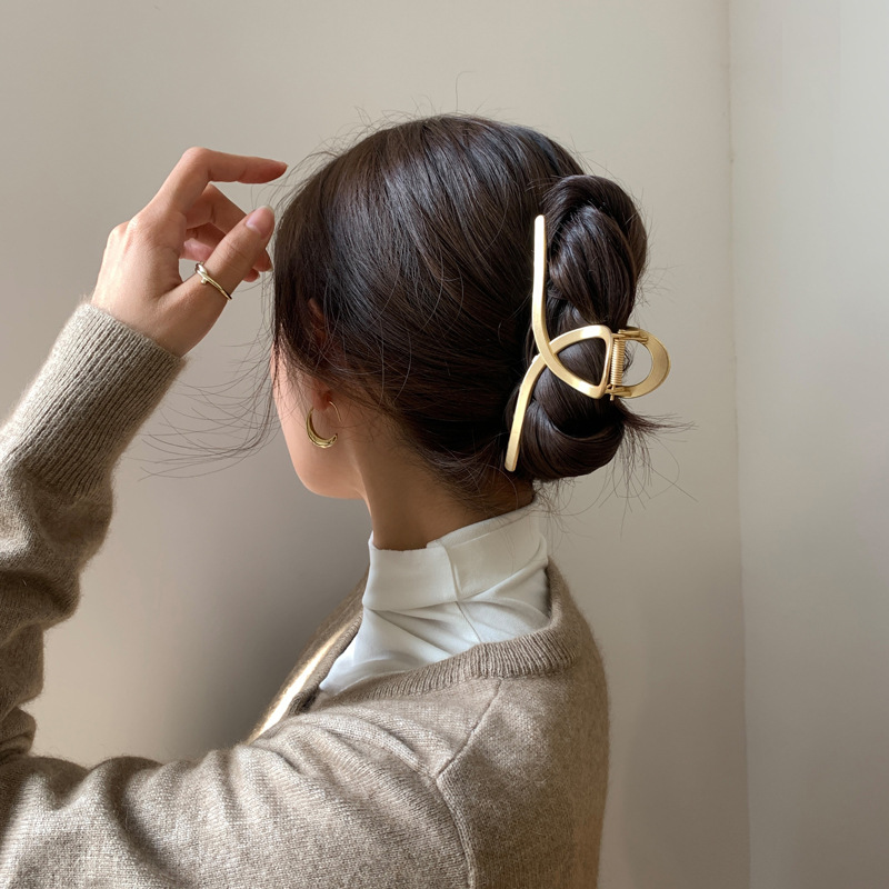 ヘアクリップ｜髪留め・ヘアアクセサリー・忙しい朝も時間をかけずにこなれヘアが完成|undefined