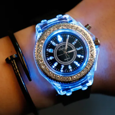 LED腕時計｜ダイヤモンドのように輝く・男女兼用・プレゼントに最適
