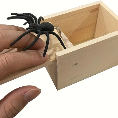 驚かすおもちゃ・木製・いたずら・虫・蜘蛛・恐怖・小さな木箱