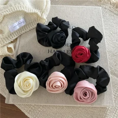 新作ピンク赤色布製バラの花ヘアゴム 可愛い高いポニーテール用ヘアアクセサリー