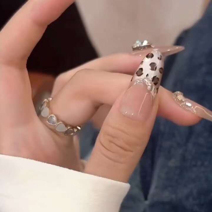 ネイルチップ｜手作り・ヒョウ柄・マグネット・キラキラ・クリスタル・高級感・美しい・おしゃれ・華やか|undefined