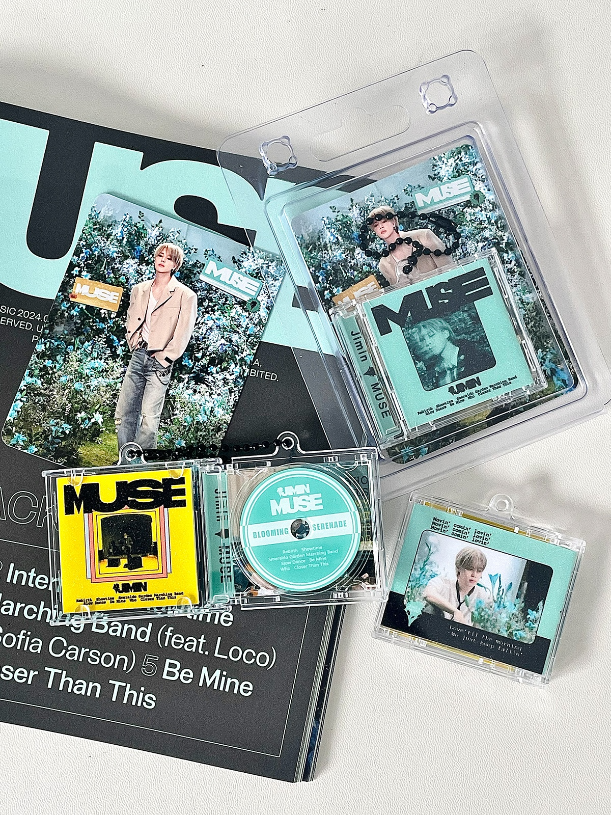 アルバム型のホルダー｜BTS ミニCDキーホルダー・ミニアルバム
