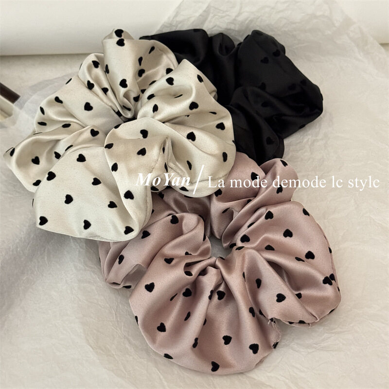 シュシュ｜サテン・ヘアゴム・ハート型・おしゃれ・ネットで人気・質感・ふわふわ|undefined