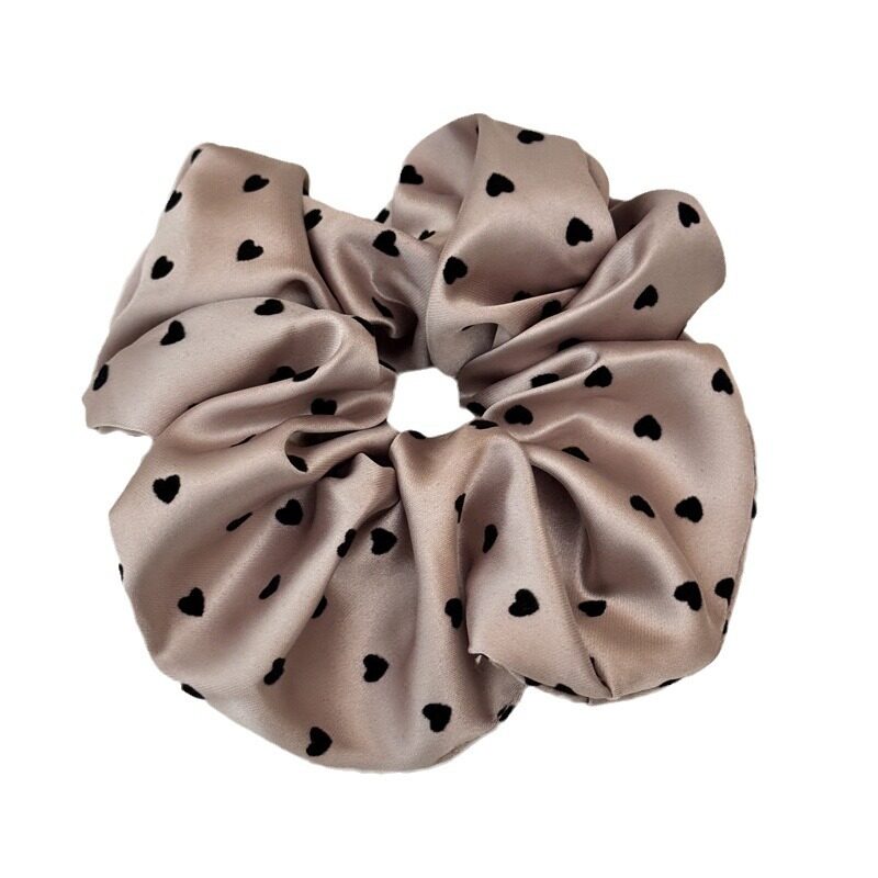 シュシュ｜サテン・ヘアゴム・ハート型・おしゃれ・ネットで人気・質感・ふわふわ|undefined