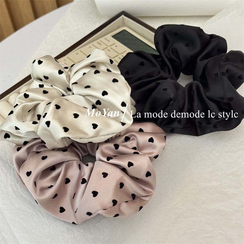 シュシュ｜サテン・ヘアゴム・ハート型・おしゃれ・ネットで人気・質感・ふわふわ|undefined