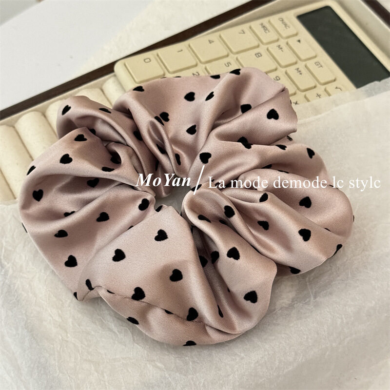 シュシュ｜サテン・ヘアゴム・ハート型・おしゃれ・ネットで人気・質感・ふわふわ|undefined