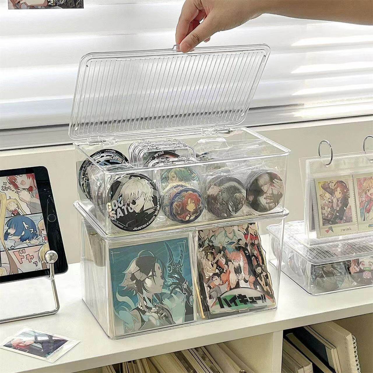 【推し活してる】缶バッジ収納ボックス｜アクリル収納ケース・卓上・透明・蓋付き・小物入れ・トレカ収納・カード収納・缶バッジディスプレイ用|undefined
