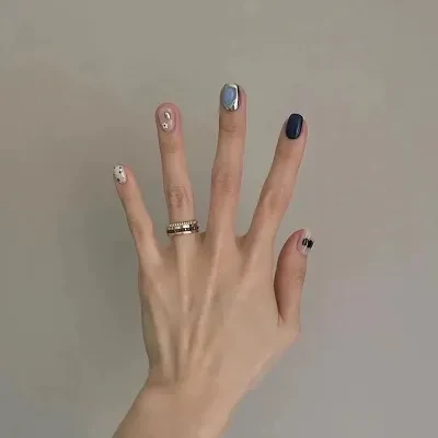💅ネイルチップ｜ネイルシール　シンプルでおしゃれ　肌が白く取り立て　学生もあう