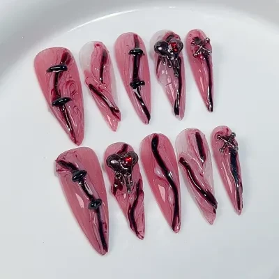 ネイルチップ｜手作り・ハロウィン・個性的・地雷系・かっこいい・雰囲気感・破れたデザイン・ユニーク