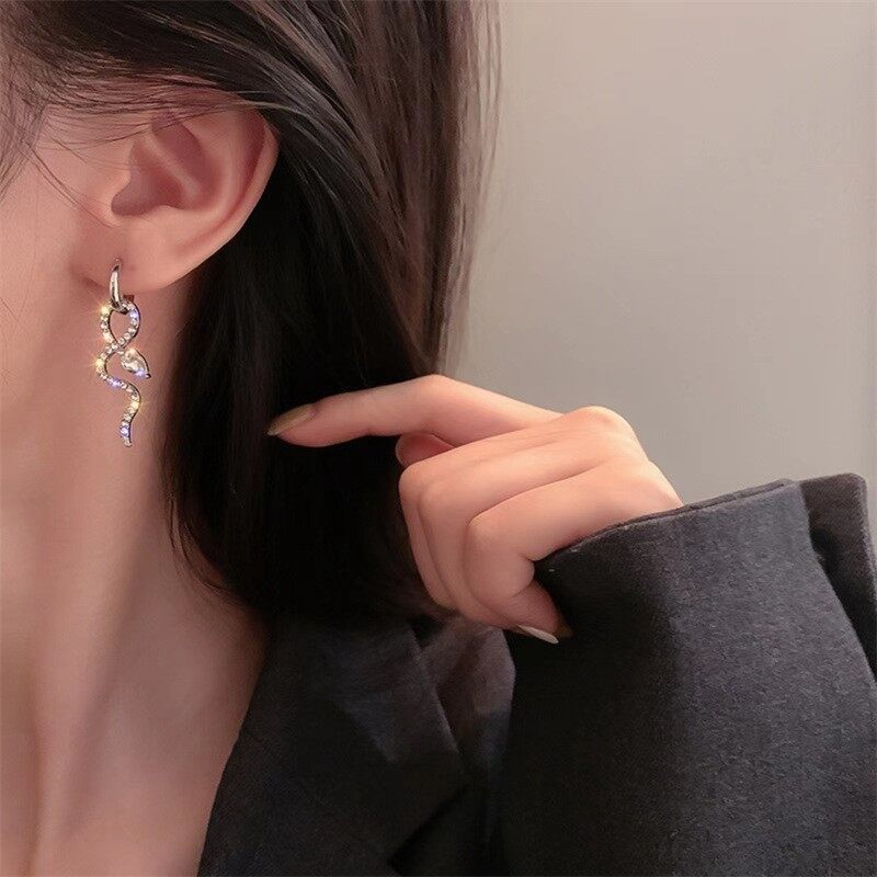 ピアス｜ヘビ型・キラキラ・高級感・デザイン・ファッション・気品・アクセサリー|undefined