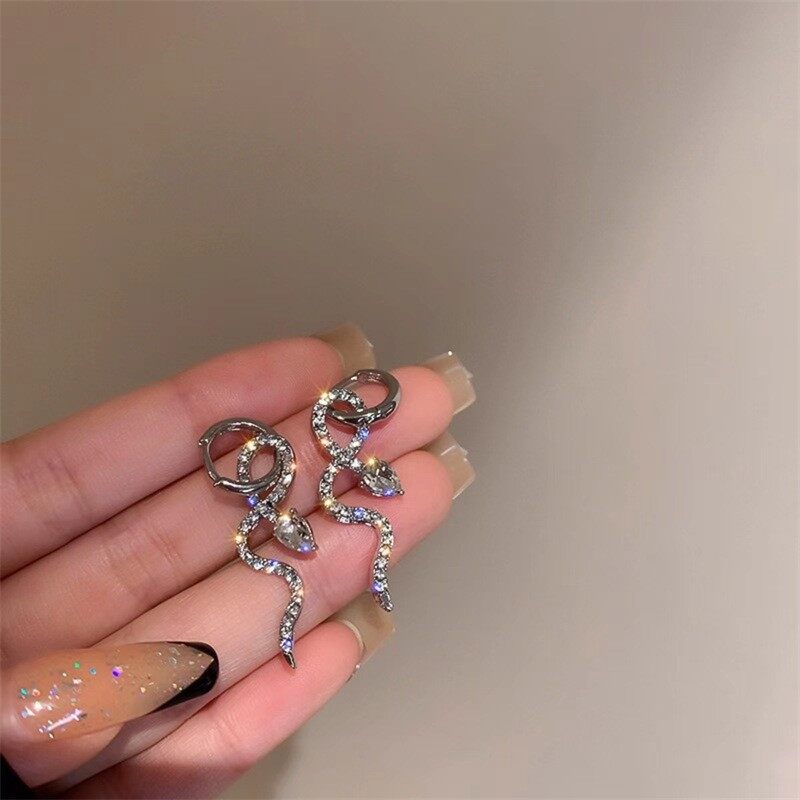 ピアス｜ヘビ型・キラキラ・高級感・デザイン・ファッション・気品・アクセサリー|undefined