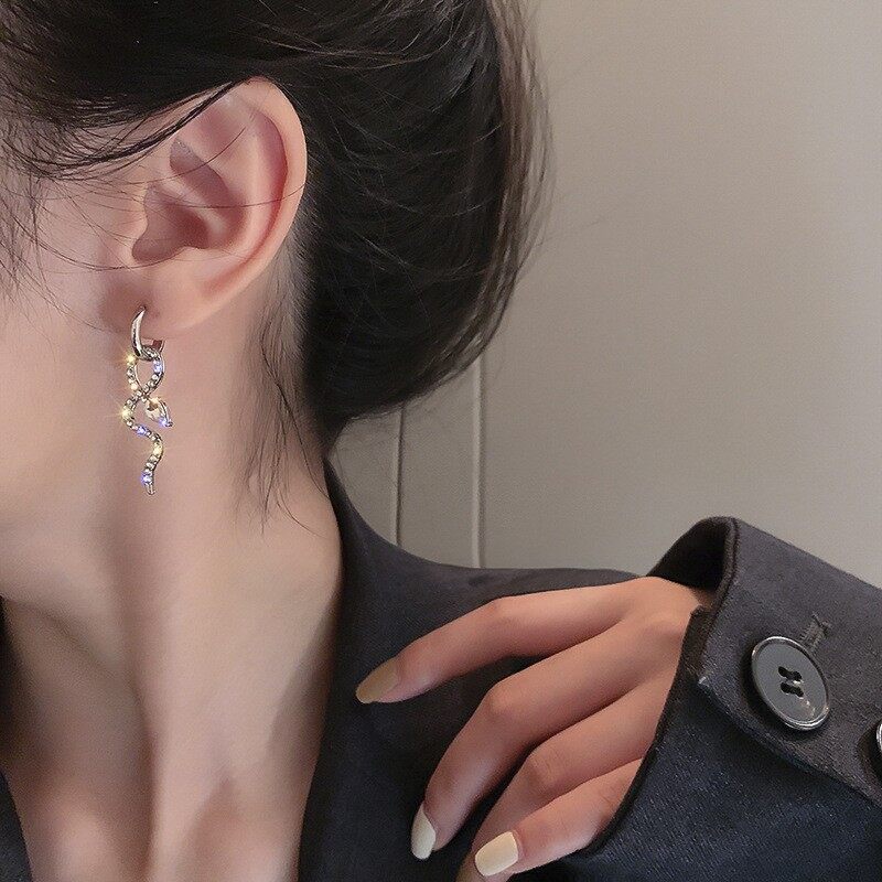 ピアス｜ヘビ型・キラキラ・高級感・デザイン・ファッション・気品・アクセサリー|undefined