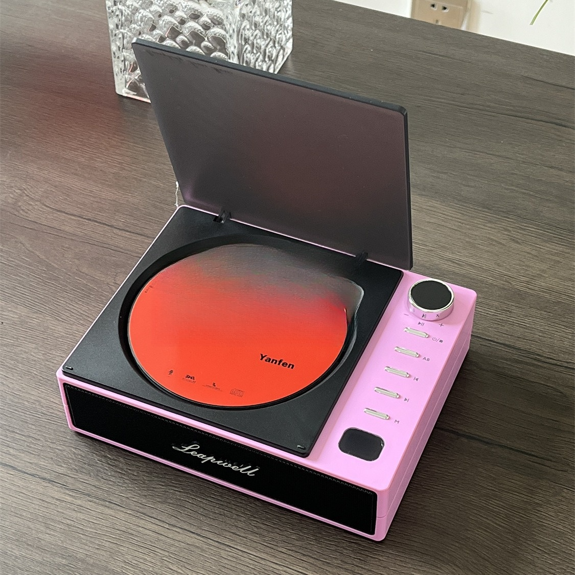 ポータブルレトロCDプレーヤー|充電式・Bluetoothスピーカー・アルバム