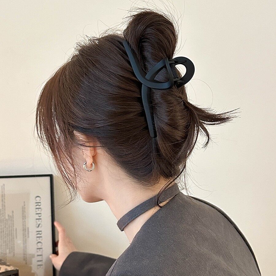 ヘアアクセサリー｜大きめ・ブラック・まとめ髪・シャーククリップ・ボリューム・スタイル|undefined