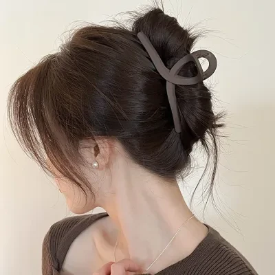 ヘアアクセサリー｜大きめ・ブラック・まとめ髪・シャーククリップ・ボリューム・スタイル