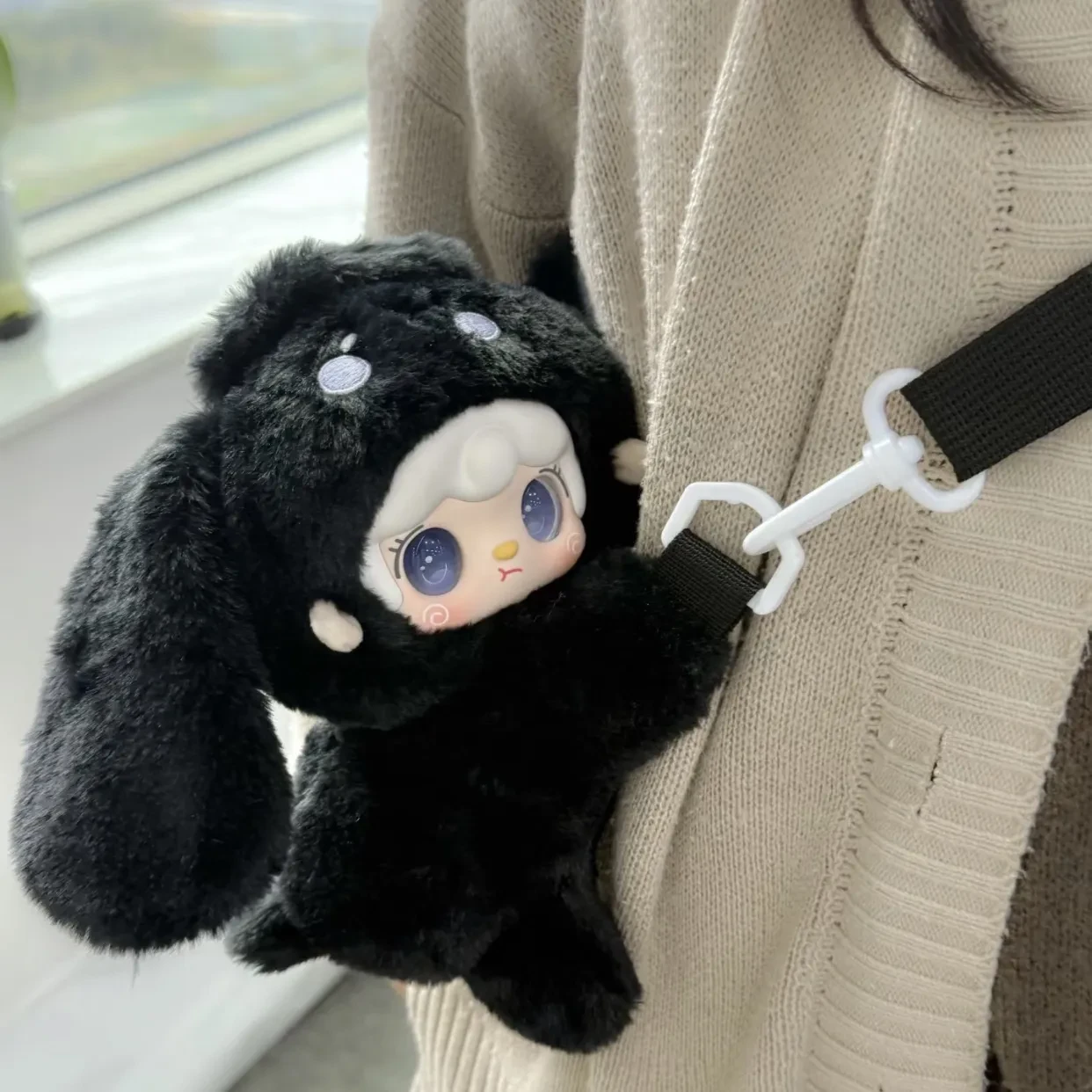 Yookiポーチ ブラックのぬいぐるみ 斜め掛け使用イメージ