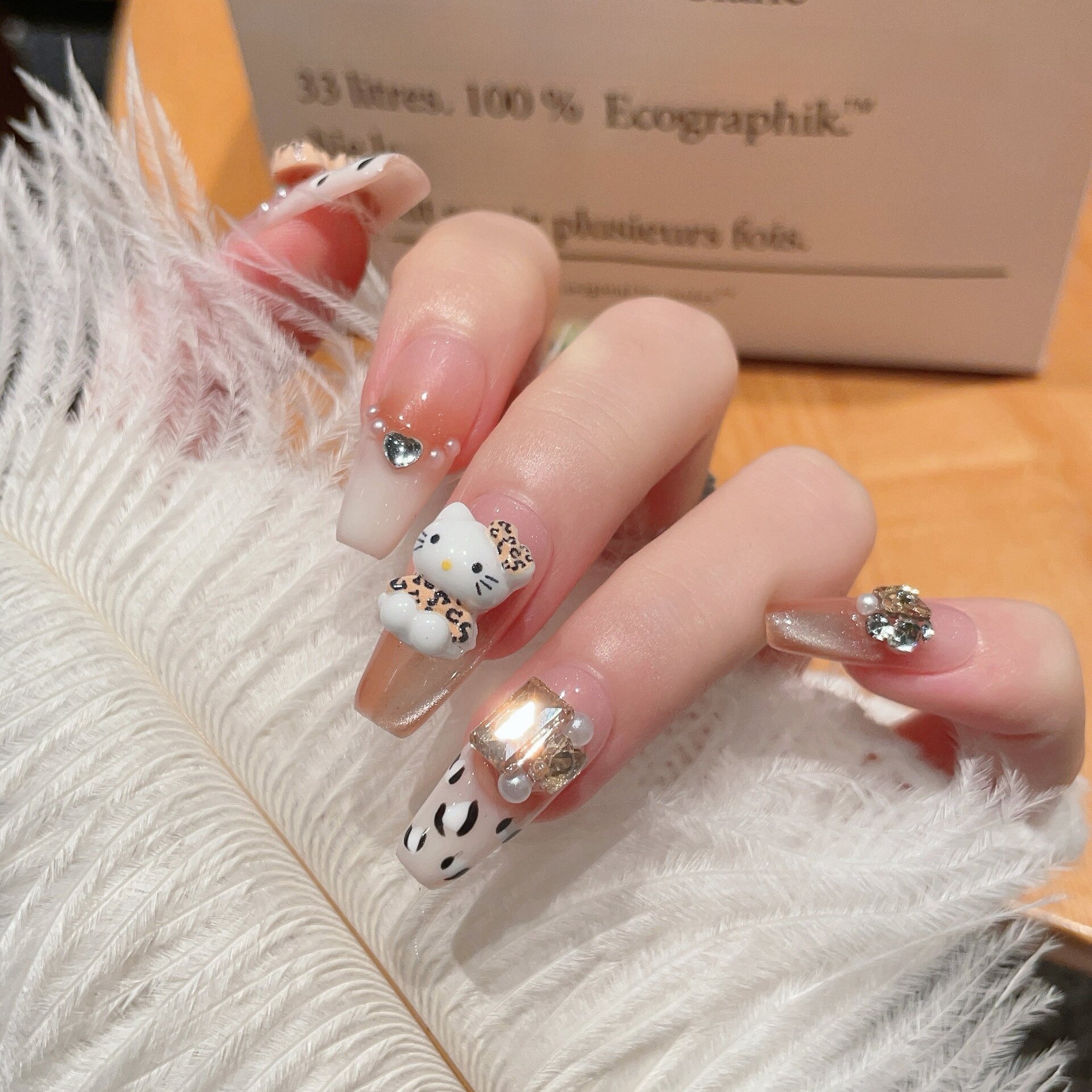 ネイルパーツ｜つけ爪・ハンドメイド・琥珀色・猫目・バタフライ結び・ネイルチップ・上品・美白効果|undefined