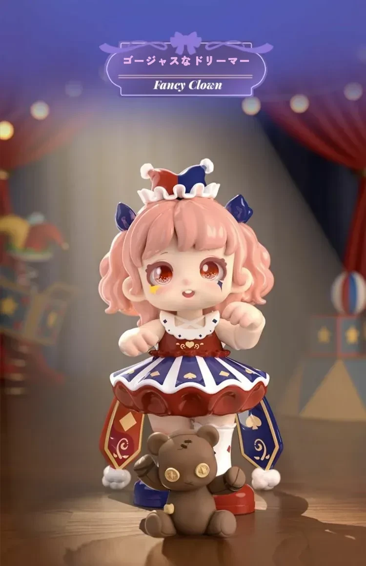 ゴージャスなドリーマーMIANAフィギュア。サーカスの衣装とクマのぬいぐるみ