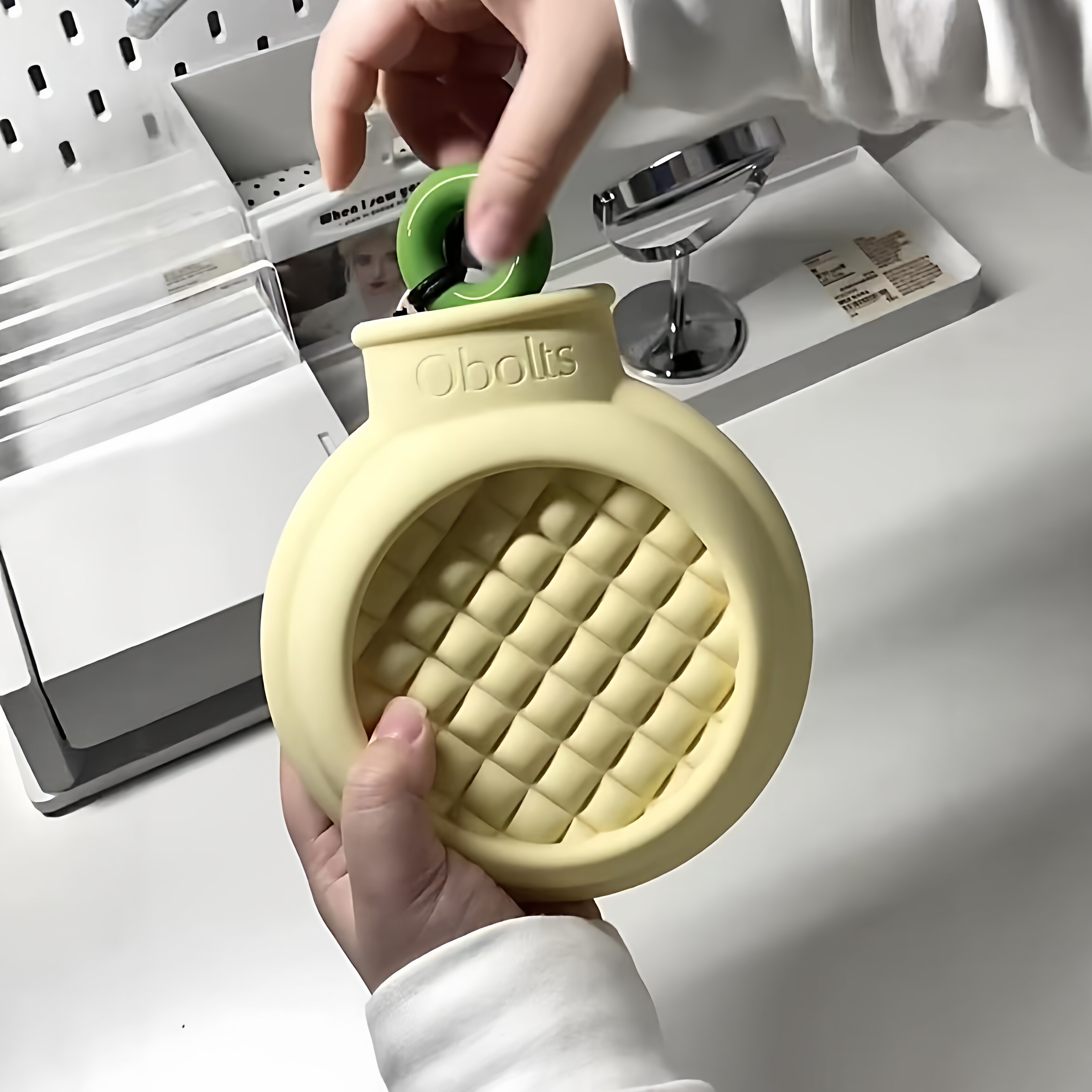 湯たんぽ｜シリコン製・お湯入れ式・ぬいぐるみカバー付き・パイナップルパン型・秋冬新作・防寒・あったかグッズ|undefined