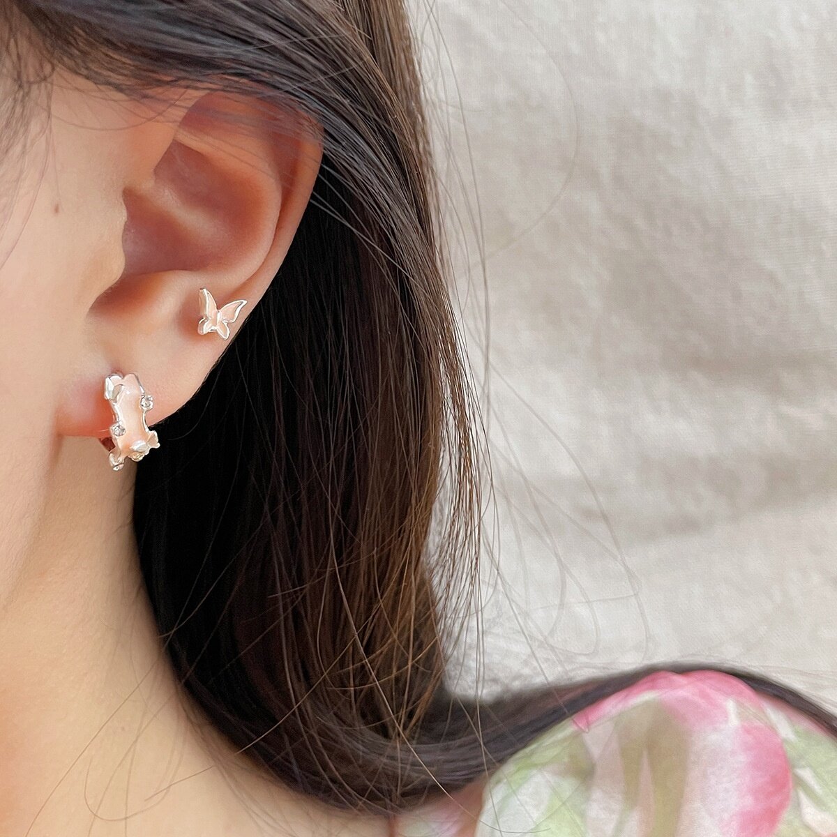 Cカーブピアス｜バタフライモチーフ・ドロップオイル・レディース・おしゃれ・甘め・万能|undefined