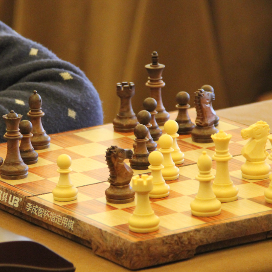 『人気応援商品』マグネット式チェス｜ボードが折りたたみ式で、コマの底にマグネットが付けており、ズレにくく快適に使用できます。