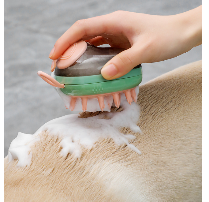 『大人気ペット用品』ペット用お風呂ブラシ｜丸くて滑らかなマッサージブラシヘッドは 犬や猫に適している。