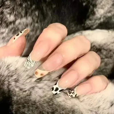甲・ウシの斑点模様・ネイルアート・フランス風・シンプル・可愛い・ins・ファッション・透けピンク・着用・ミディアム丈