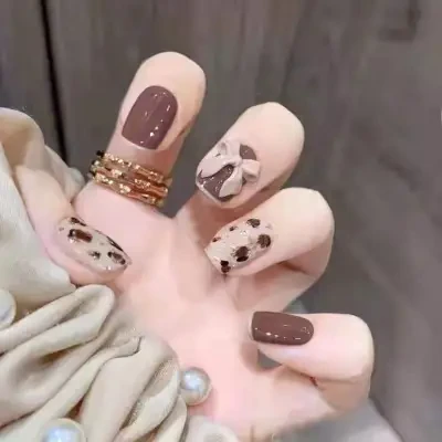 QIHENG-NAIL 装着用の甲・ネイル・ネイルアート・秋冬・取り外し可能・完成品・ヒョウ柄・ショートタイプ・茶色・フェイクネイル・リボン