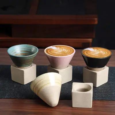 コーヒーマグ｜磁器のコーヒーマグ・セラミック・ベース付き・クリエイティブ・三角錐形・ティーカップ