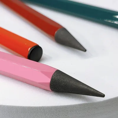 長く使える鉛筆 ! 炭素ペン | 鉛筆のような書き心地で、 消しゴムで簡単に消すことができます