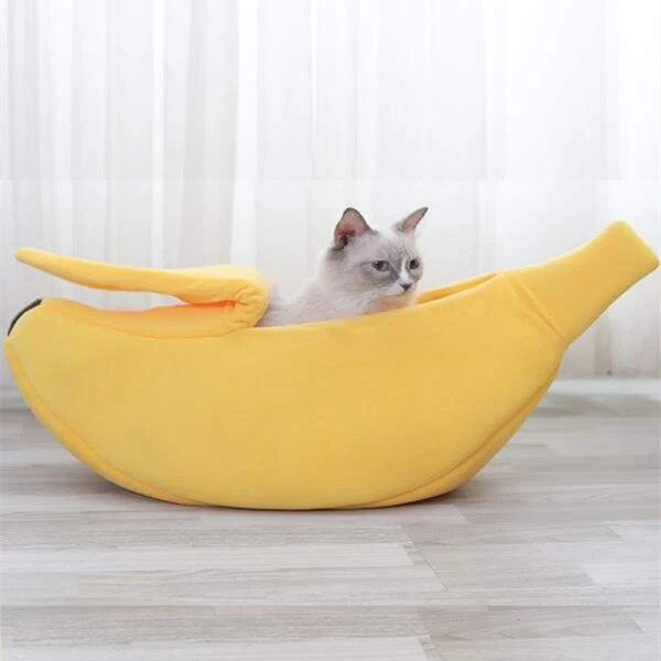 バナナ型ペット用ベッド｜出入りがしやすく、深く奥まで入って暖かく包まれることができます。丈夫で耐久性も優れているので、万が一ペットが噛んでも大丈夫です。