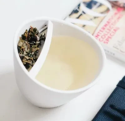 斜めティーカップ│お茶をより美味しく飲むためのクリエイティブなデザイン♪