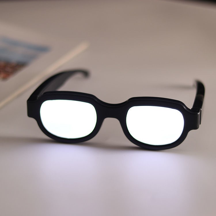 『面白いグッズ』レンズが光るメガネ｜アニメでよくある、メガネだけが反射して光るメガネキャラになれます。