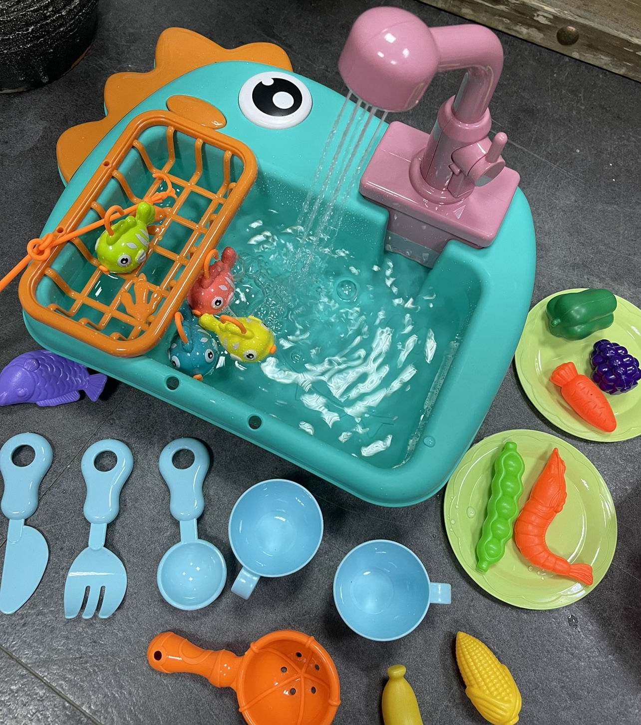 子供の食器洗いおままごとセット｜キッチンの流し台になっており、蛇口のスイッチをひねると水が出る|undefined