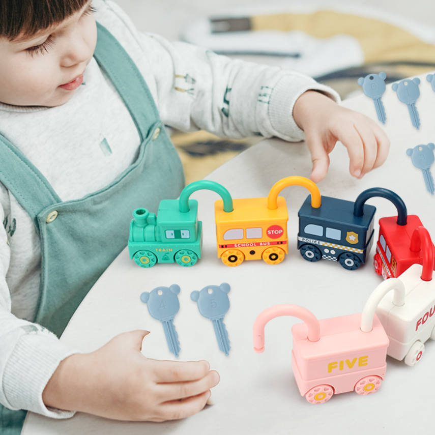 『知育おもちゃ』カギ＆ミニカーマッチングゲームおもちゃ｜カギのおもちゃとしてだけでなく、 車や列車のおもちゃとして走らせたりして遊ぶことができる|undefined