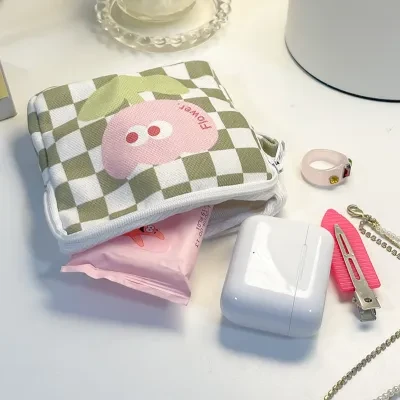 生理用ナプキン収納袋　２点セット｜ 生理用ナプキンの収納袋だけでなく、イヤホン、充電器など収納できる。
