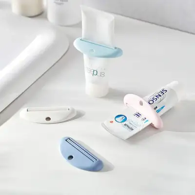 チューブ絞り器｜それはあなたの浴室のための素晴らしいヘルパーであり、歯磨き粉がなくなるとあなたの時間を節約するすべての歯磨き粉チューブに適しています.創造的な発明は、あなたが無駄にならないようにするのに役立ちます。