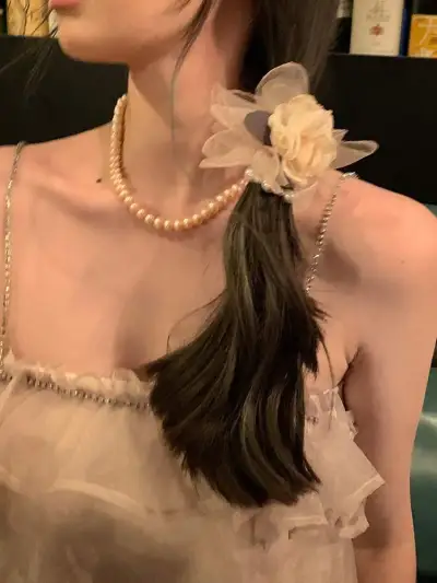 真珠薔薇ヘアバンド｜女性カチューシャ　美しい薔薇　デート　出会い