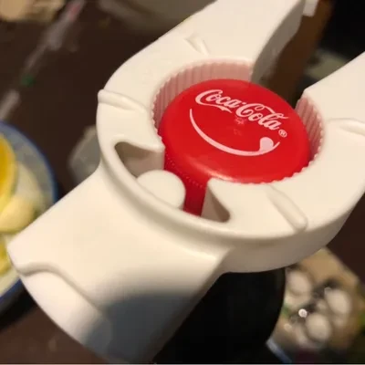 らくらくオープナー｜缶ジュースプルタブ用 ペットボトルキャップ用に対応  力の弱いお子様、お年寄りの方、リウマチの方、指先が不自由な方、爪を保護したい女性の方にも便利です